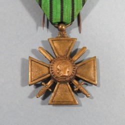 CROIX DE GUERRE DATEE AU DOS 1939-1940 RUBAN DE VICHY AVEC UNE ETOILE POUR UNE CITATION A L'ORDRE DU REGIMENT CAMPAGNE 1939-40