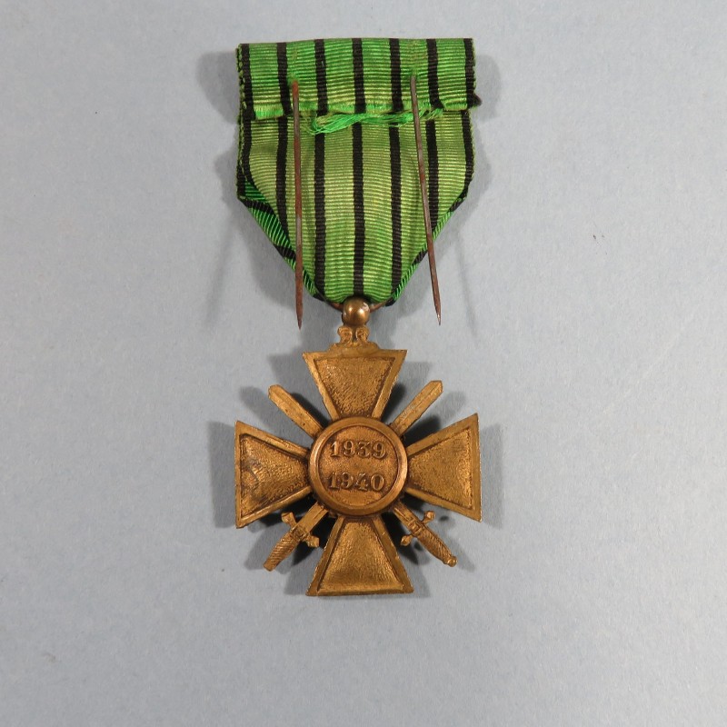 CROIX DE GUERRE DATEE AU DOS 1939-1940 RUBAN DE VICHY AVEC UNE ETOILE POUR UNE CITATION A L'ORDRE DU REGIMENT CAMPAGNE 1939-40