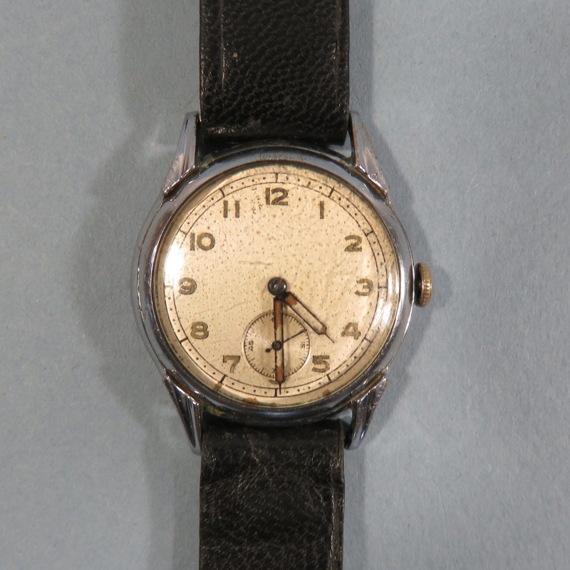 MONTRE D'OFFICIER FABRICATION CIVIL DES ANNEES 1940 - 1950 NON MARQUE FOND ACIER INOXIDABLE PETITES SECONDES BRACELET CUIR NOIR