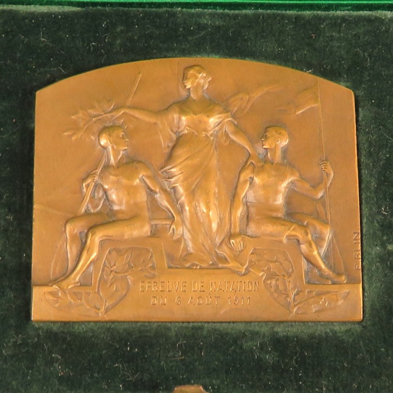 MEDAILLE DE TABLE PLAQUE SOCIETES PARISIENNE DE PREPARATION MILITAIRE SAG EPREUVE DE NATATION 1911 PAR E. BLIN