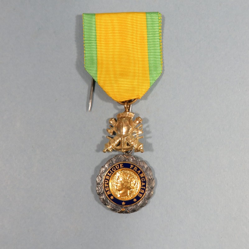 FRANCE MEDAILLE MILITAIRE 4 ème REPUBLIQUE VALEUR ET DISCIPLINE EN BOITE MARQUEE D'UN GENDARME EN 1953