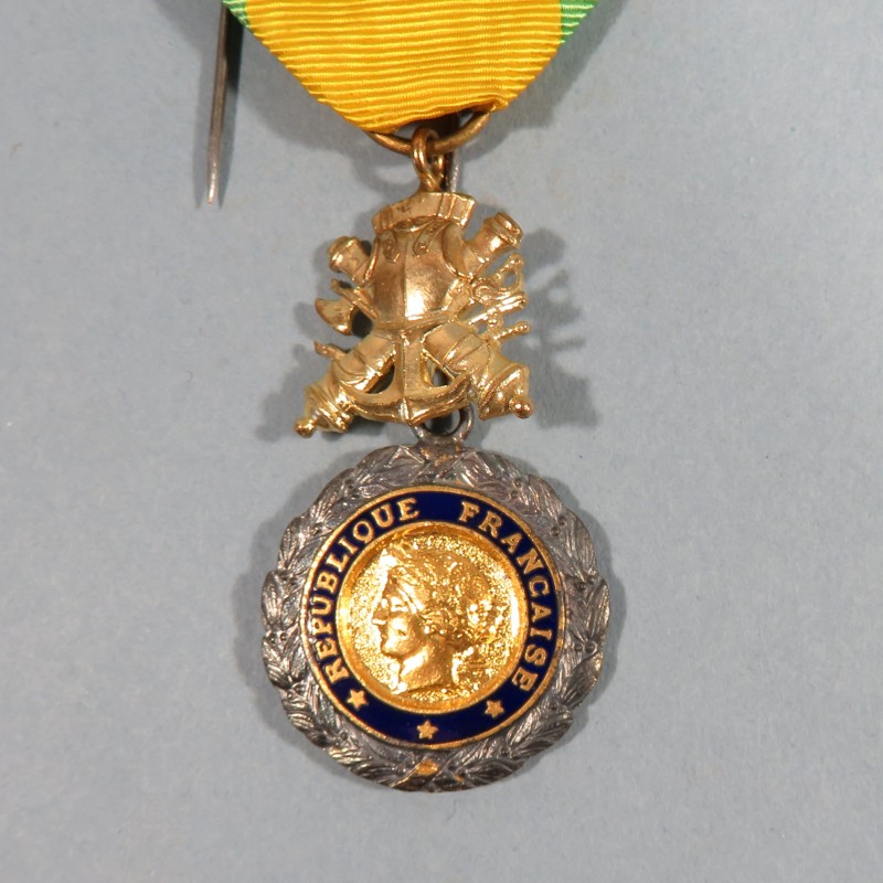 FRANCE MEDAILLE MILITAIRE 4 ème REPUBLIQUE VALEUR ET DISCIPLINE EN BOITE MARQUEE D'UN GENDARME EN 1953