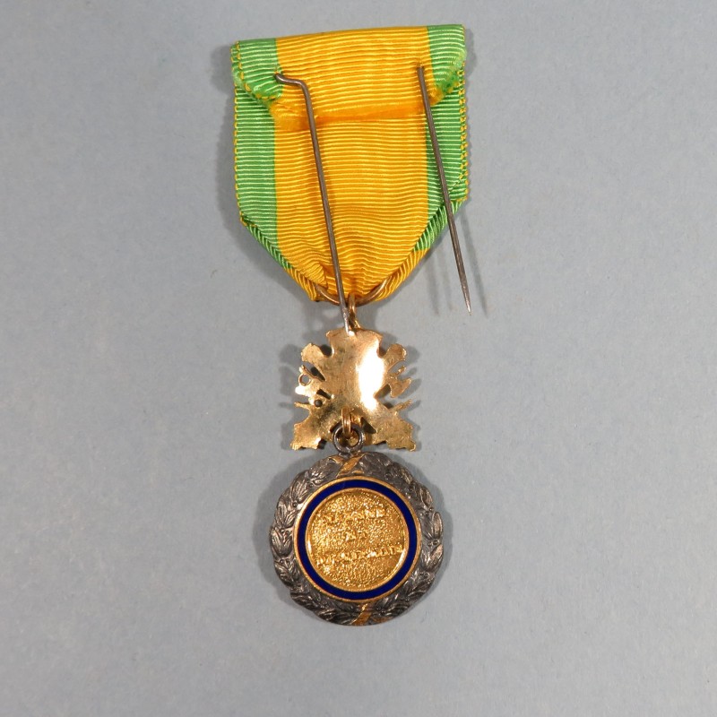 FRANCE MEDAILLE MILITAIRE 4 ème REPUBLIQUE VALEUR ET DISCIPLINE EN BOITE MARQUEE D'UN GENDARME EN 1953