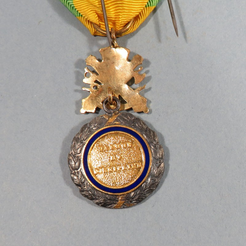 FRANCE MEDAILLE MILITAIRE 4 ème REPUBLIQUE VALEUR ET DISCIPLINE EN BOITE MARQUEE D'UN GENDARME EN 1953