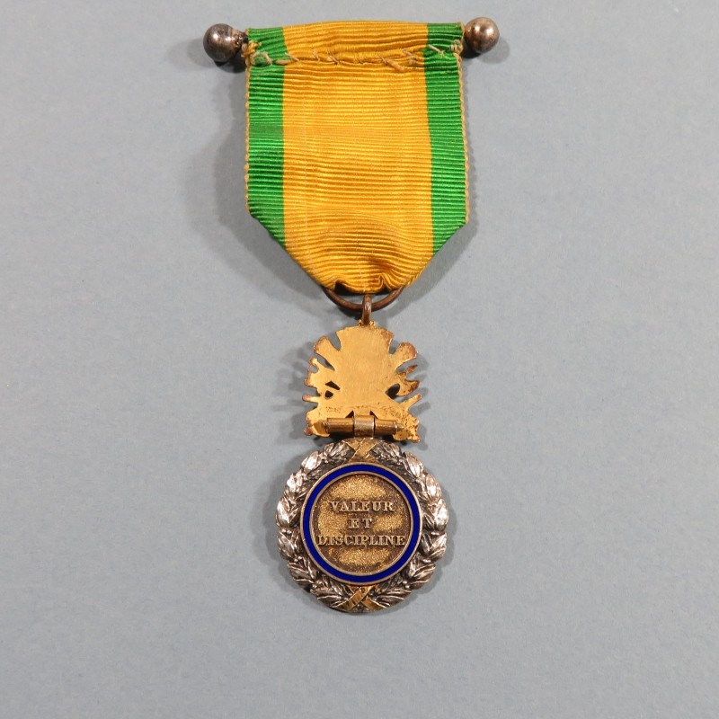 FRANCE MEDAILLE MILITAIRE 3 ème REPUBLIQUE VALEUR ET DISCIPLINE EN ARGENT POINCONNE MONNAIE DE PARIS ATTACHE A BOULES