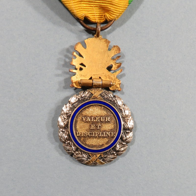 FRANCE MEDAILLE MILITAIRE 3 ème REPUBLIQUE VALEUR ET DISCIPLINE EN ARGENT POINCONNE MONNAIE DE PARIS ATTACHE A BOULES