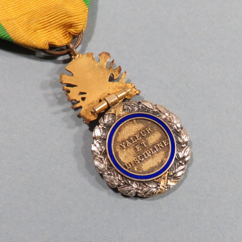 FRANCE MEDAILLE MILITAIRE 3 ème REPUBLIQUE VALEUR ET DISCIPLINE EN ARGENT POINCONNE MONNAIE DE PARIS ATTACHE A BOULES