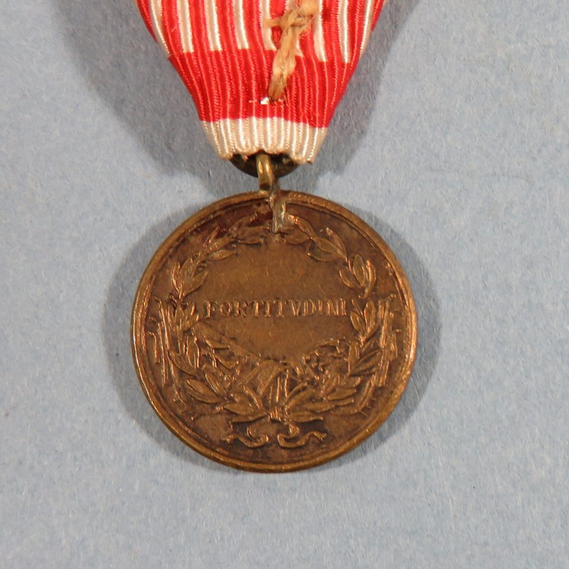 AUTRICHE REDUCTION DE LA MEDAILLE DU COURAGE CHARLES I er 1916 - 1918 FORTITUDINI °