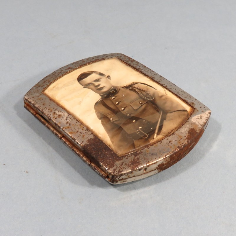 ETUI OU PORTE CIGARETTES EN METAL AVEC PHOTO D'UN SOLDAT DU 32 ème REGIMENT D'ARTILLERIE DIVISIONNAIRE RAD 1939 1940