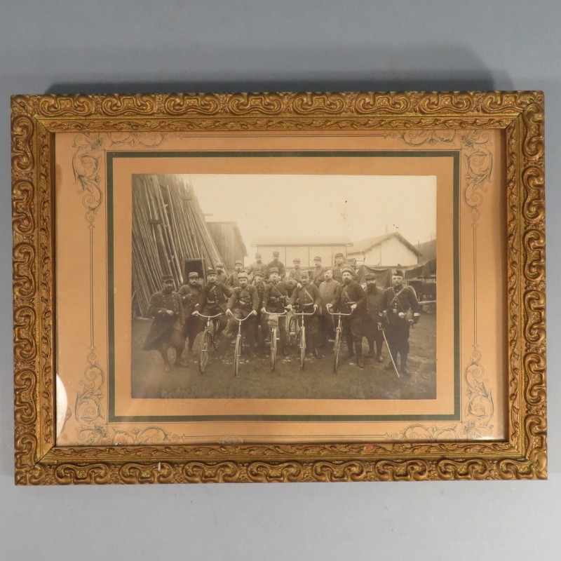 GRANDE PHOTO ENCADREE D'UN GROUPE DE CYCLISTES DES BATAILLONS DE CHASSEURS A PIEDS OU INFANTERIE GUERRE 1914 1918