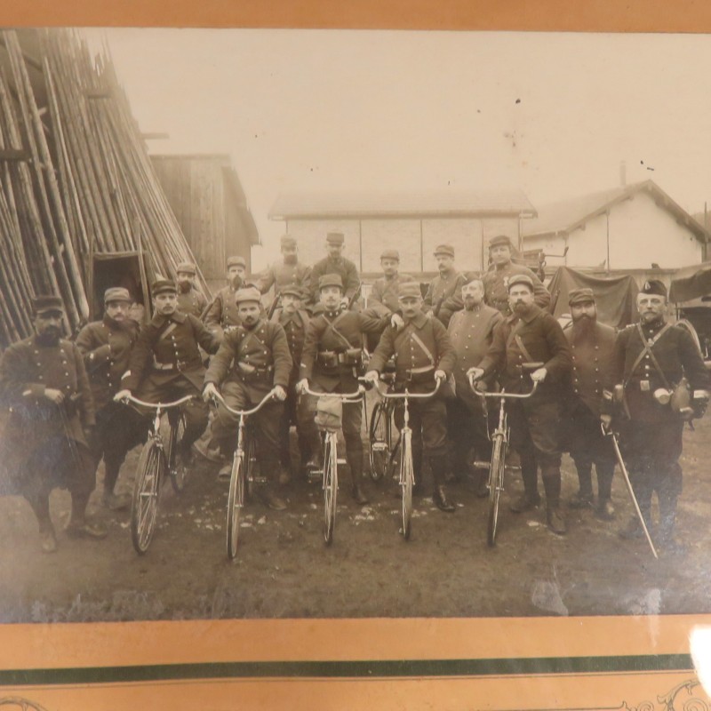 GRANDE PHOTO ENCADREE D'UN GROUPE DE CYCLISTES DES BATAILLONS DE CHASSEURS A PIEDS OU INFANTERIE GUERRE 1914 1918