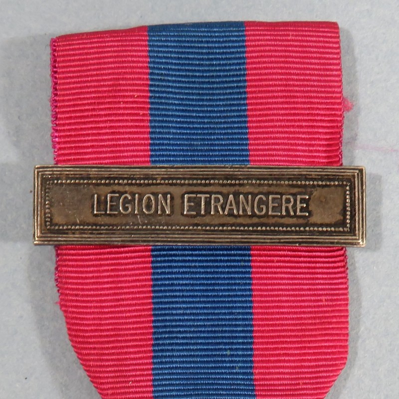 FRANCE MEDAILLE DE LA DEFENSE NATIONALE FRANCAISE CLASSE BRONZE AVEC BARRETTE DEE LA LEGION ETRANGERE