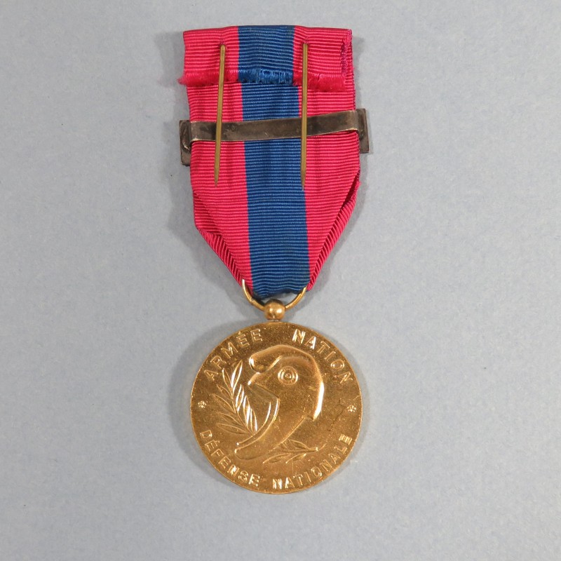 FRANCE MEDAILLE DE LA DEFENSE NATIONALE FRANCAISE CLASSE BRONZE AVEC BARRETTE DEE LA LEGION ETRANGERE