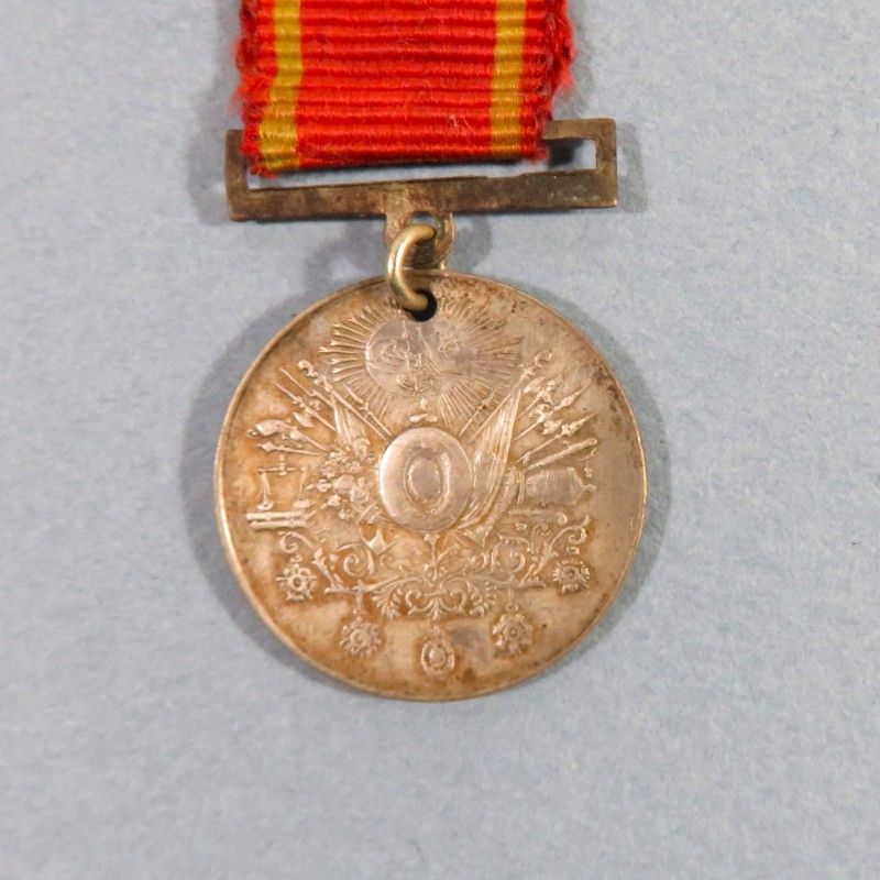 TURQUIE DEMI TAILLE DE LA MEDAILLE DE L'ORDRE LIAKAT OU MERITE  AVEC BARRETTE ET EPEES GUERRE 1914 1918 TURKEY WW1 MEDAL °