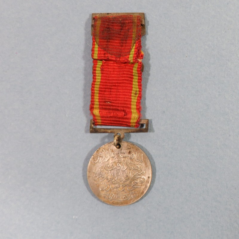 TURQUIE DEMI TAILLE DE LA MEDAILLE DE L'ORDRE LIAKAT OU MERITE  AVEC BARRETTE ET EPEES GUERRE 1914 1918 TURKEY WW1 MEDAL °