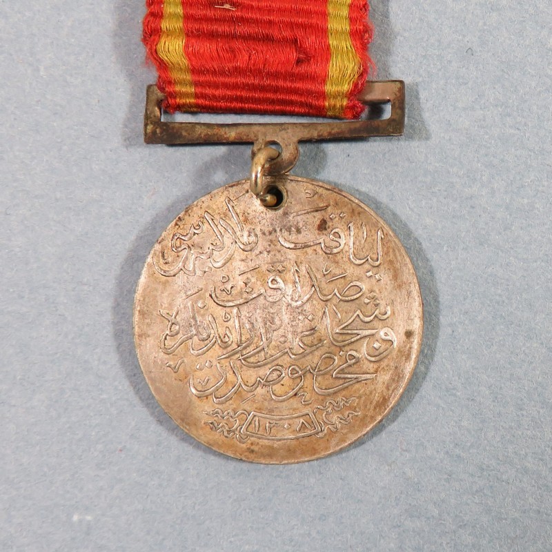 TURQUIE DEMI TAILLE DE LA MEDAILLE DE L'ORDRE LIAKAT OU MERITE  AVEC BARRETTE ET EPEES GUERRE 1914 1918 TURKEY WW1 MEDAL °