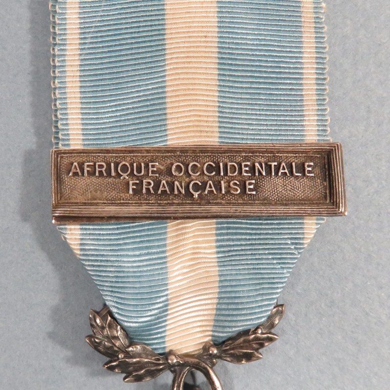 MEDAILLE COLONIALE BELIERE UNIFACE EN ARGENT AVEC BARRETTE AFRIQUE OCCIDENTALE FRANCAISE AOF FABRICATION BACQUEVILLE