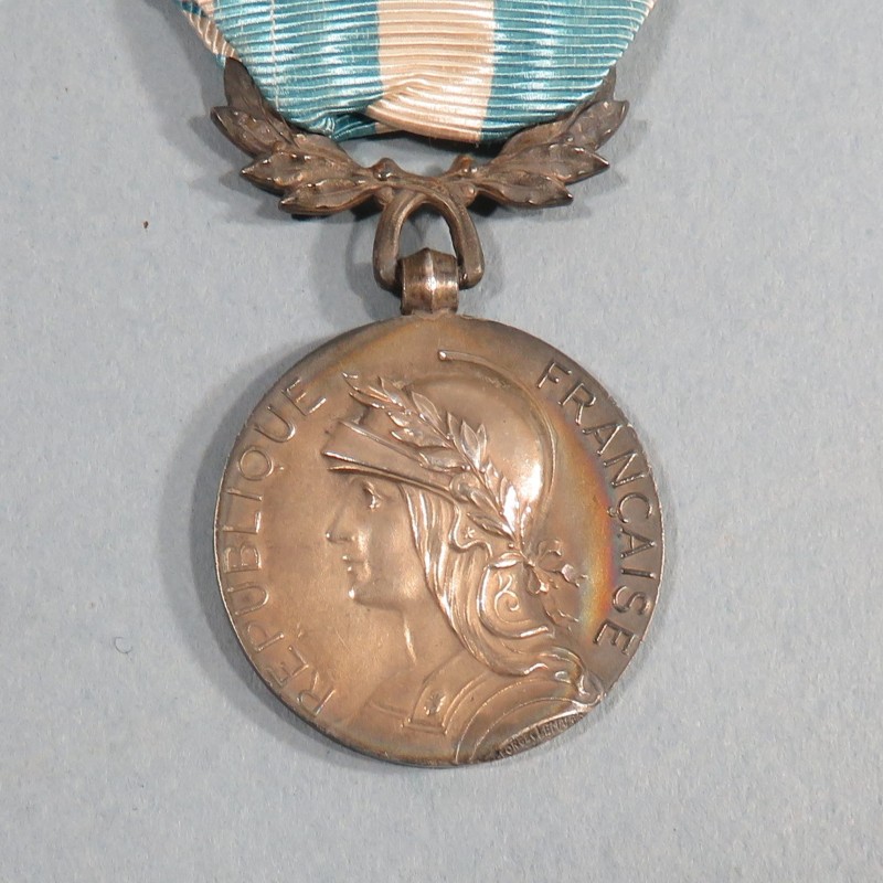 MEDAILLE COLONIALE BELIERE UNIFACE DE LA MONNAIE DE PARIE EN ARGENTE AVEC BARRETTES MAROC 1925 ET MAROC FABRICATION DELANDE