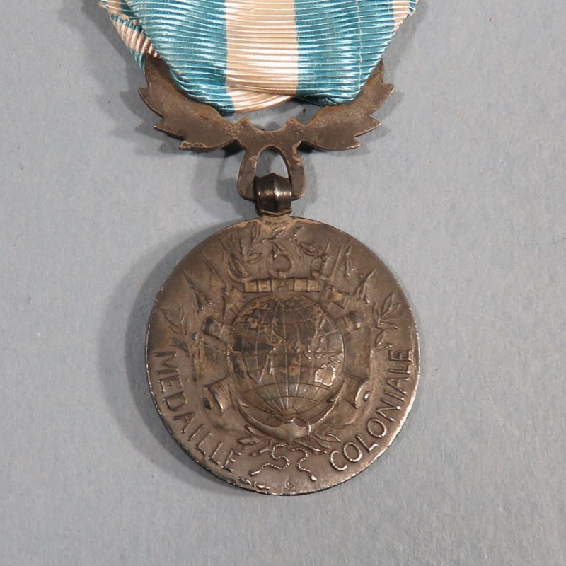 MEDAILLE COLONIALE BELIERE UNIFACE DE LA MONNAIE DE PARIE EN ARGENTE AVEC BARRETTES MAROC 1925 ET MAROC FABRICATION DELANDE