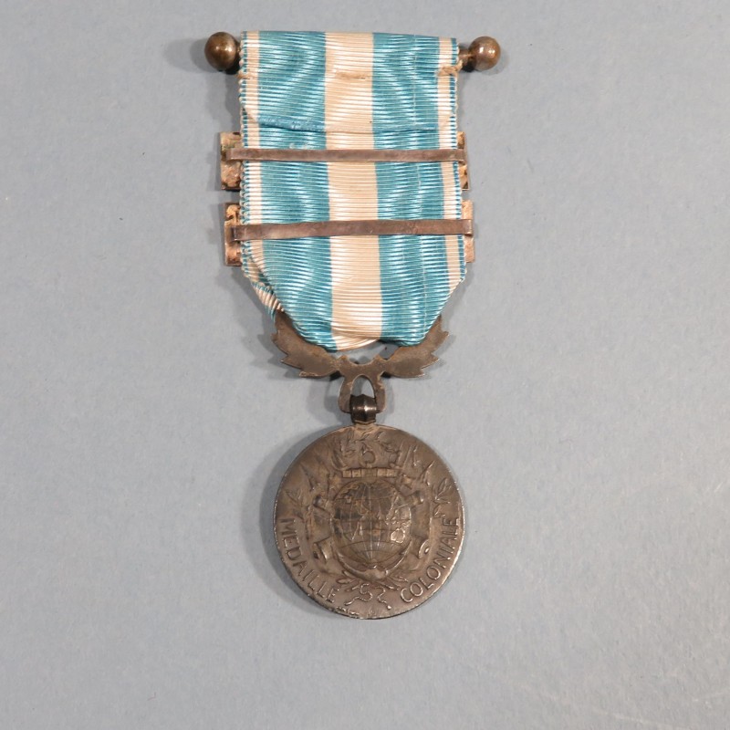 MEDAILLE COLONIALE BELIERE UNIFACE DE LA MONNAIE DE PARIE EN ARGENTE AVEC BARRETTES MAROC 1925 ET MAROC FABRICATION DELANDE