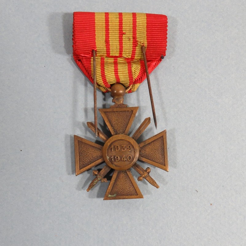 CROIX DE GUERRE DATEE CAMPAGNE 1939-1940 AVEC UNE ETOILE POUR UNE CITATION A L'ORDRE DU REGIMENT EN BOITE CARTON