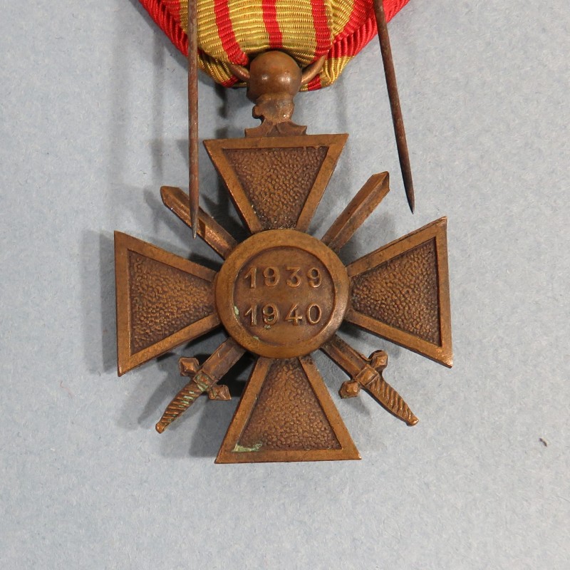 CROIX DE GUERRE DATEE CAMPAGNE 1939-1940 AVEC UNE ETOILE POUR UNE CITATION A L'ORDRE DU REGIMENT EN BOITE CARTON