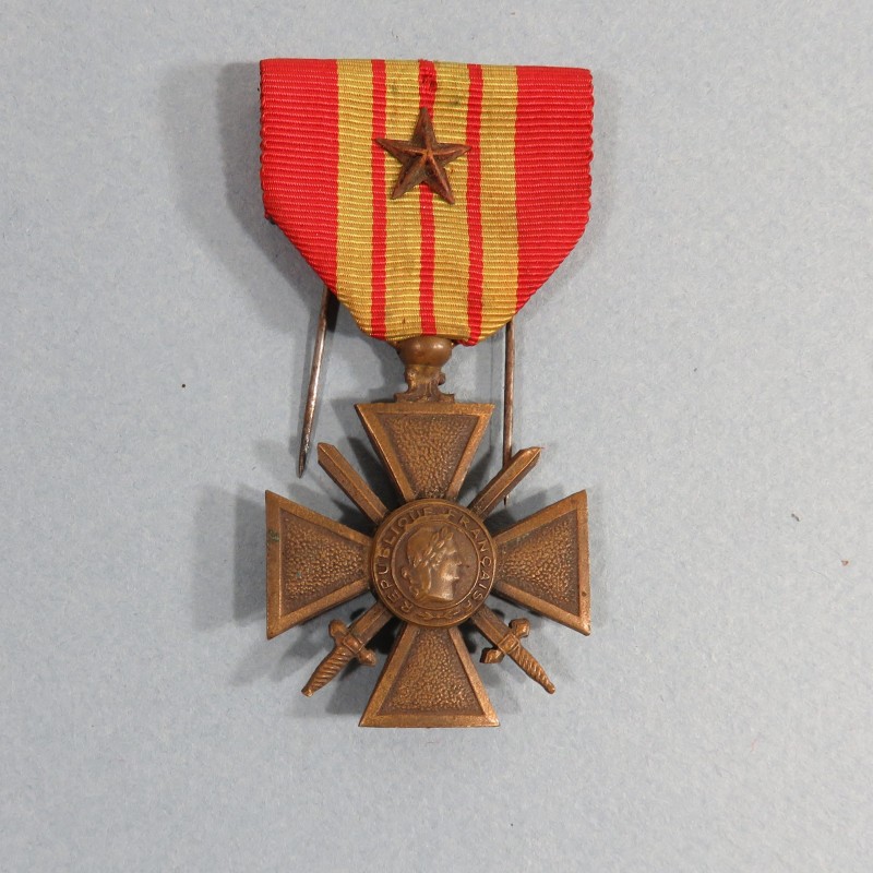 CROIX DE GUERRE DATEE CAMPAGNE 1939-1940 AVEC UNE ETOILE POUR UNE CITATION A L'ORDRE DU REGIMENT EN BOITE CARTON