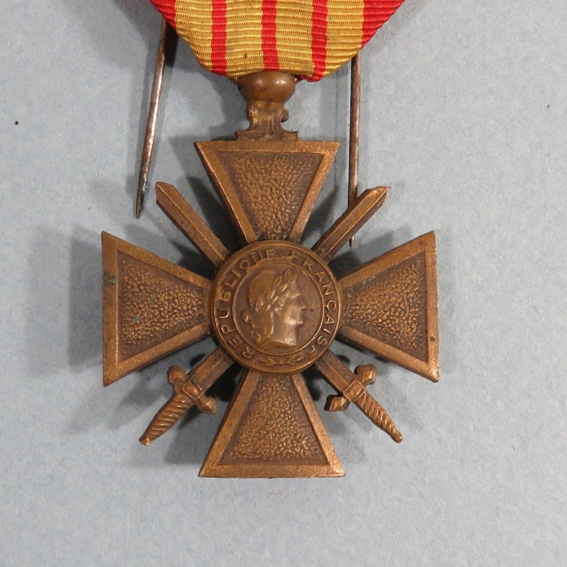 CROIX DE GUERRE DATEE CAMPAGNE 1939-1940 AVEC UNE ETOILE POUR UNE CITATION A L'ORDRE DU REGIMENT EN BOITE CARTON