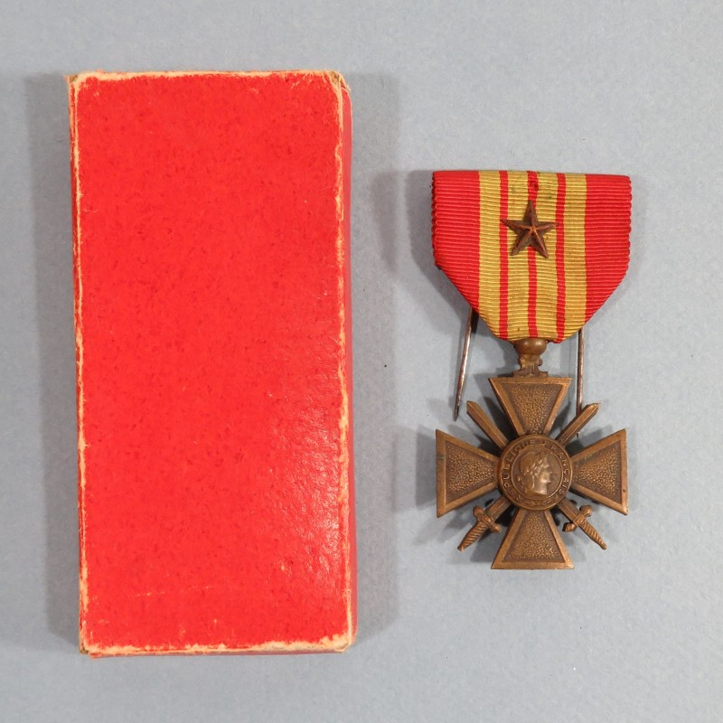 CROIX DE GUERRE DATEE CAMPAGNE 1939-1940 AVEC UNE ETOILE POUR UNE CITATION A L'ORDRE DU REGIMENT EN BOITE CARTON