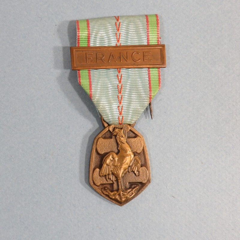 MEDAILLE COMMEMORATIVE GUERRE 1939-1945 ARMEE DE LIBERATION AVEC BARRETTE FRANCE EN BOITE CARTON