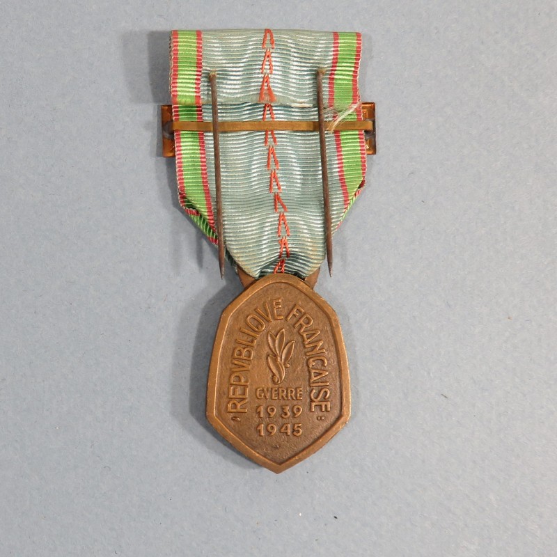 MEDAILLE COMMEMORATIVE GUERRE 1939-1945 ARMEE DE LIBERATION AVEC BARRETTE FRANCE EN BOITE CARTON