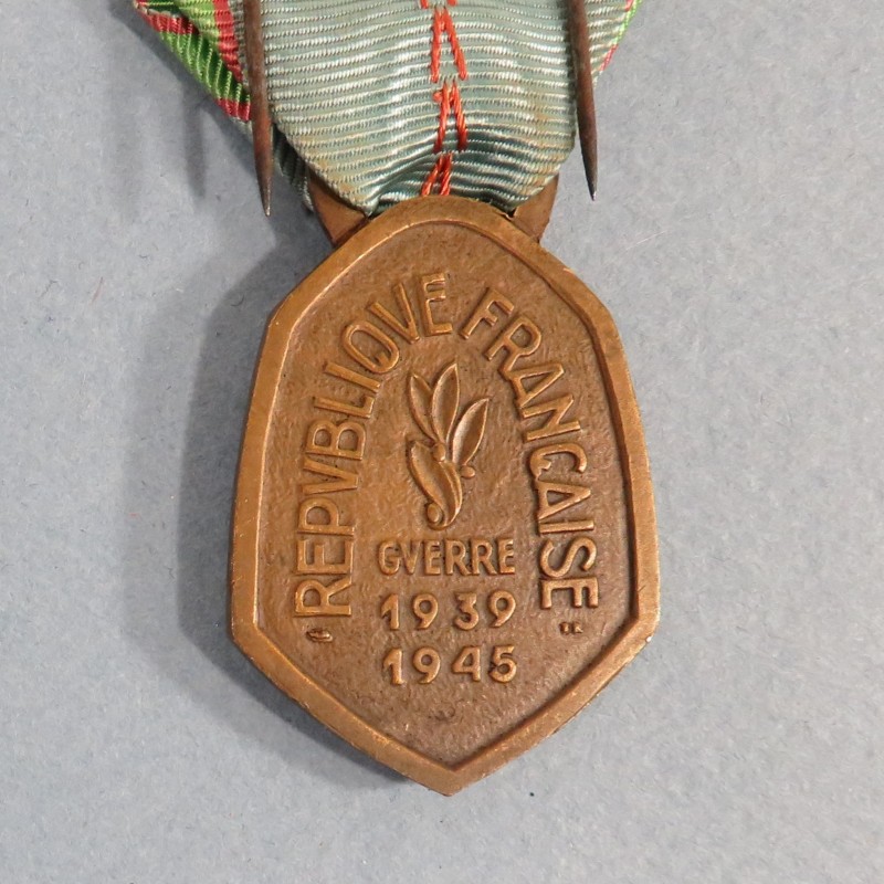 MEDAILLE COMMEMORATIVE GUERRE 1939-1945 ARMEE DE LIBERATION AVEC BARRETTE FRANCE EN BOITE CARTON