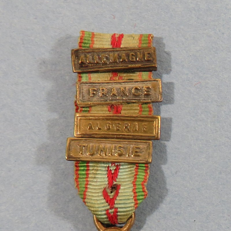 FRANCE REDUCTION DE LA MEDAILLE COMMEMORATIVE DE LA GUERRE 1939 1945 AVEC 4 BARRETTES LIBERATION °