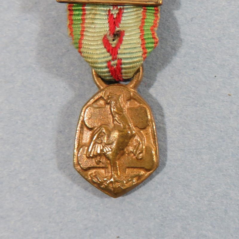 FRANCE REDUCTION DE LA MEDAILLE COMMEMORATIVE DE LA GUERRE 1939 1945 AVEC 4 BARRETTES LIBERATION °