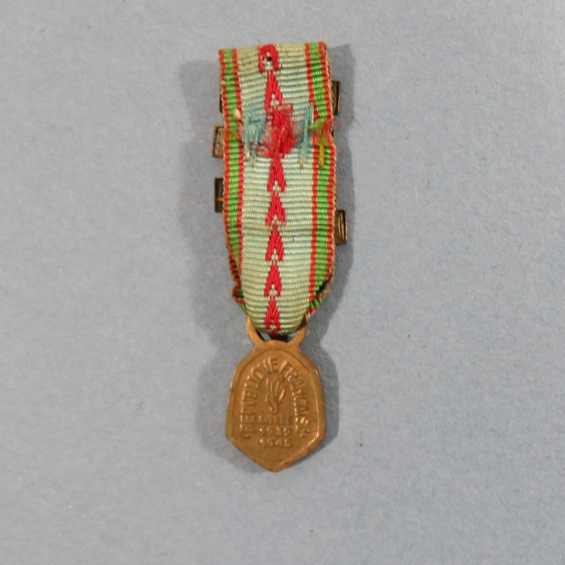 FRANCE REDUCTION DE LA MEDAILLE COMMEMORATIVE DE LA GUERRE 1939 1945 AVEC 4 BARRETTES LIBERATION °