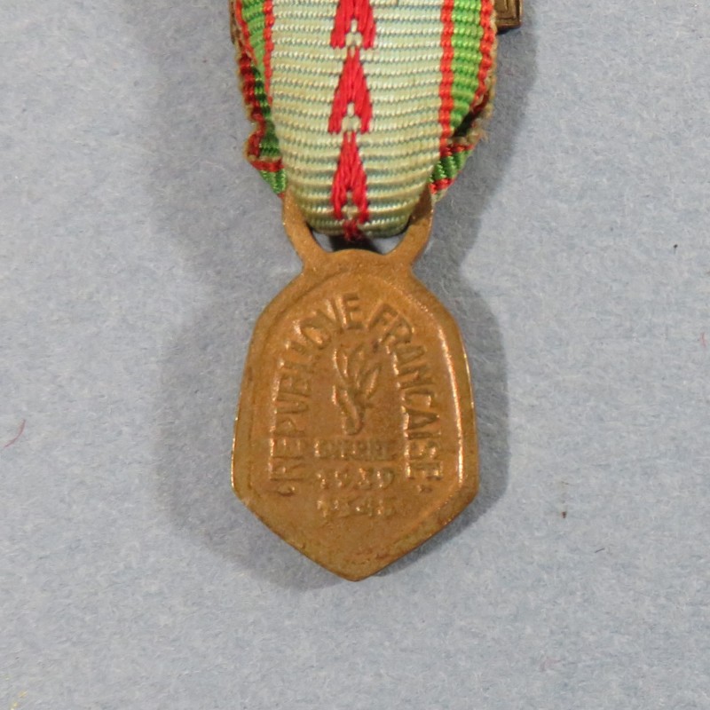 FRANCE REDUCTION DE LA MEDAILLE COMMEMORATIVE DE LA GUERRE 1939 1945 AVEC 4 BARRETTES LIBERATION °