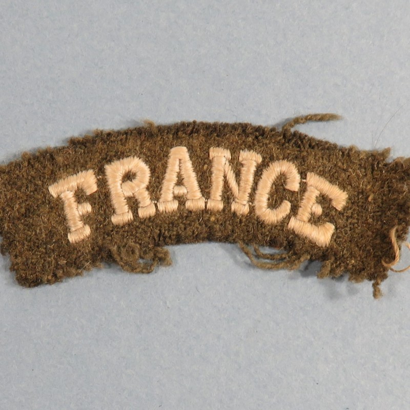 BANDE OU TITRE DE BRAS OU D'EPAULE FRANCE ARMEE DE LIBERATION FIL BLANC SUR FOND KAKI LOT AFAT 1944 1945