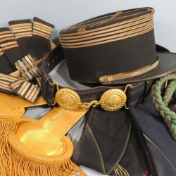 ENSEMBLE D'UN LIEUTENANT-COLONEL DU SERVICE DES POUDRES 1940 1950 KEPI EPAULETTES ET CEINTURON 1931 EPAULETTES GRADES ET CALOTS