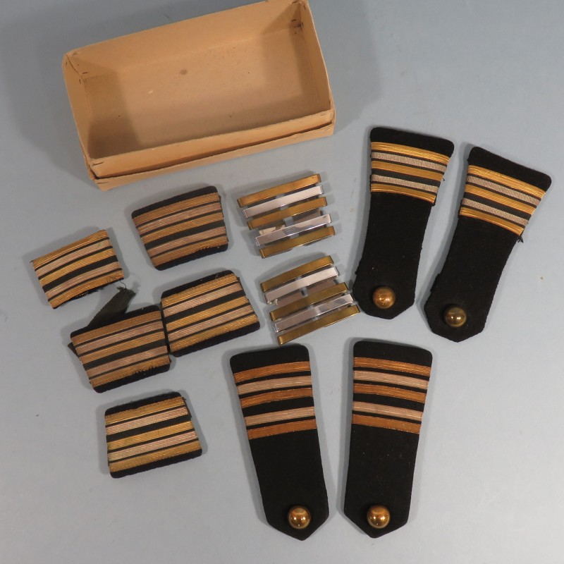 ENSEMBLE D'UN LIEUTENANT-COLONEL DU SERVICE DES POUDRES 1940 1950 KEPI EPAULETTES ET CEINTURON 1931 EPAULETTES GRADES ET CALOTS