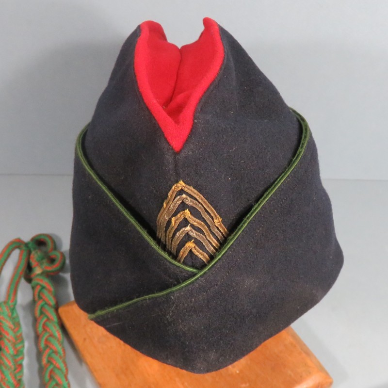 ENSEMBLE D'UN LIEUTENANT-COLONEL DU SERVICE DES POUDRES 1940 1950 KEPI EPAULETTES ET CEINTURON 1931 EPAULETTES GRADES ET CALOTS