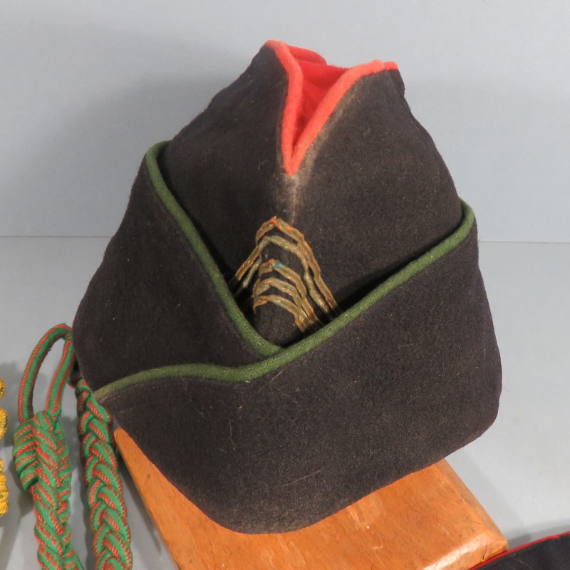 ENSEMBLE D'UN LIEUTENANT-COLONEL DU SERVICE DES POUDRES 1940 1950 KEPI EPAULETTES ET CEINTURON 1931 EPAULETTES GRADES ET CALOTS