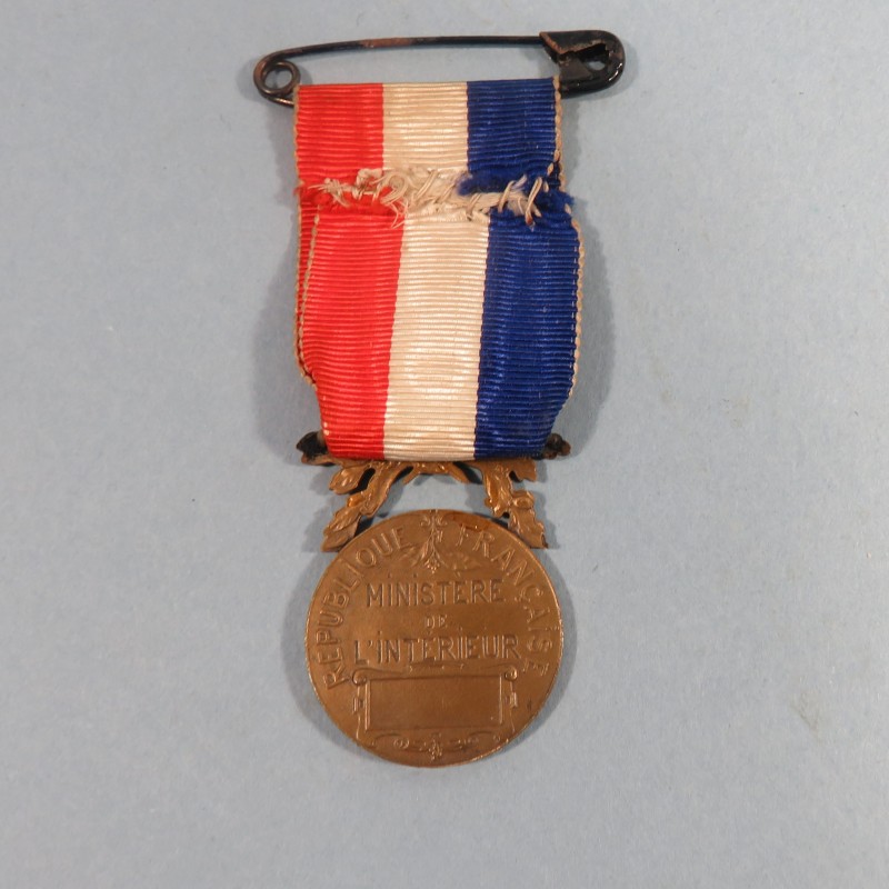 FRANCE MEDAILLE D'HONNEUR POUR ACTE DE COURAGE ET DEVOUEMENT MODELE 4 ET 5 ème REPUBLIQUE MINISTERE DE L'INTERIEUR CLASSE BRONZE