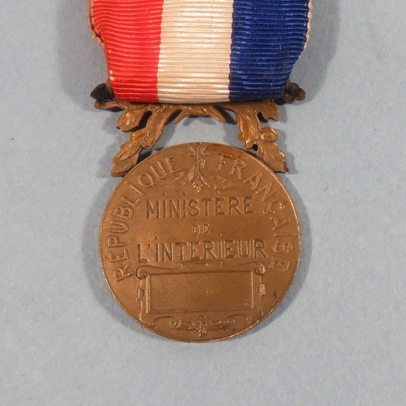 FRANCE MEDAILLE D'HONNEUR POUR ACTE DE COURAGE ET DEVOUEMENT MODELE 4 ET 5 ème REPUBLIQUE MINISTERE DE L'INTERIEUR CLASSE BRONZE