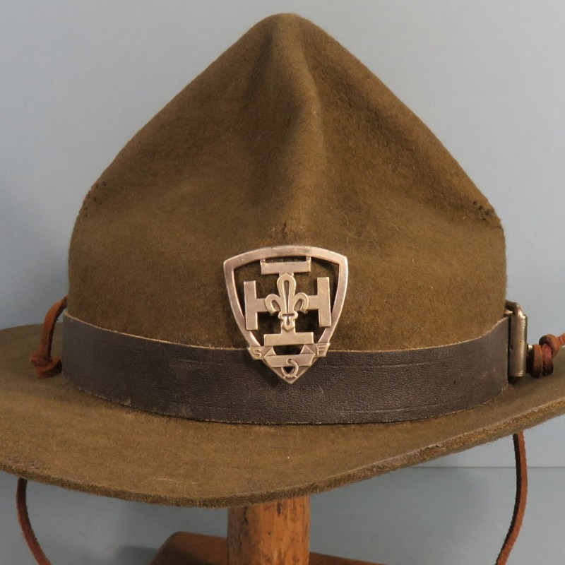 CHAPEAU SCOUT 4 BOSSES DE TYPE CANADIEN OU USMC FABRICATION ANNEES 1960-1970 AVEC INSIGNE SF SCOUTS DE FRANCE