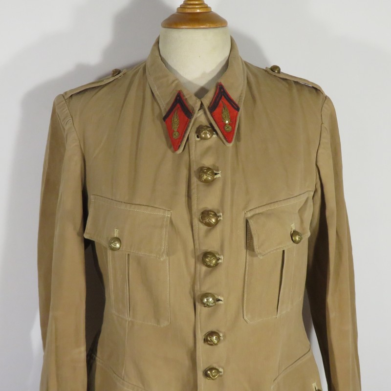 VESTE D'UNIFORME D'OFFICIER MODELE 1920 /29 ETAT MAJOR D'UN REGIMENT D'ARTILLERIE COULEUR BEIGE SABLE