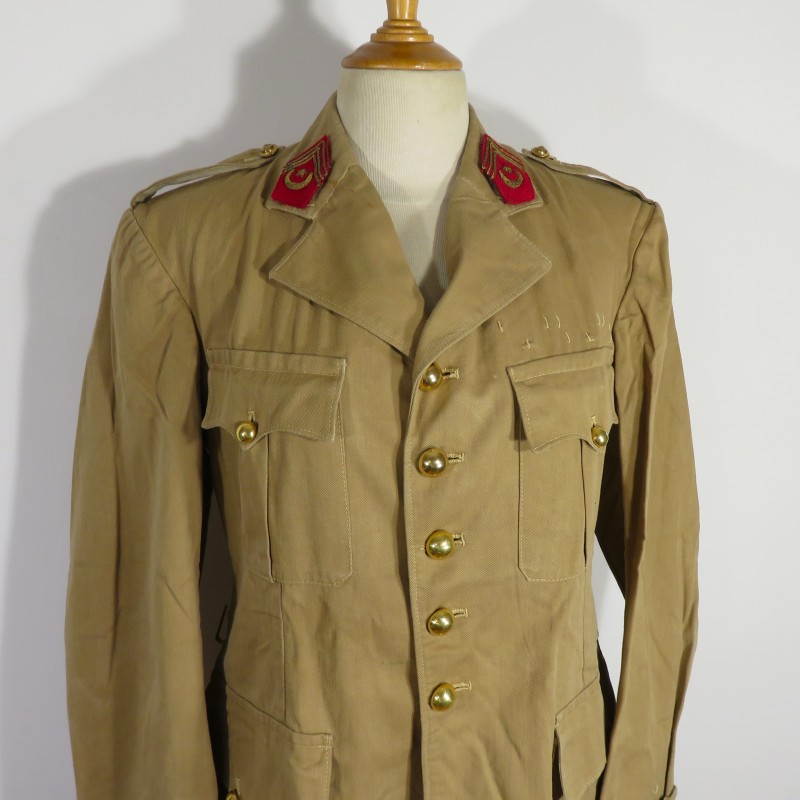 VESTE D'UNIFORME D'OFFICIER MODELE 1939 TROUPES SAHARIENNES ET SECTIONS ADMINISTRATIVES SPECIALISEES COULEUR BEIGE SABLE SAHARA