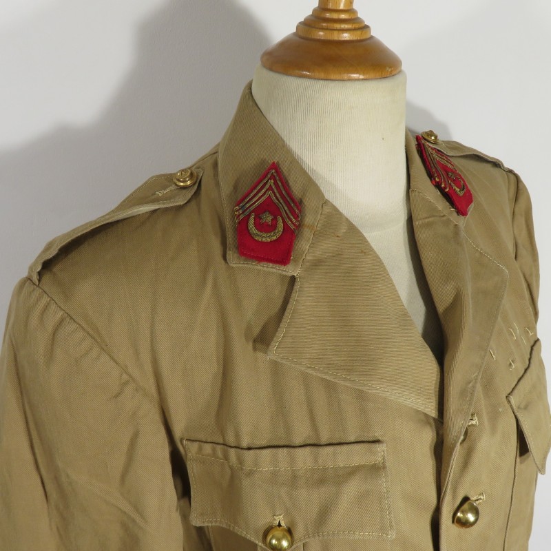 VESTE D'UNIFORME D'OFFICIER MODELE 1939 TROUPES SAHARIENNES ET SECTIONS ADMINISTRATIVES SPECIALISEES COULEUR BEIGE SABLE SAHARA