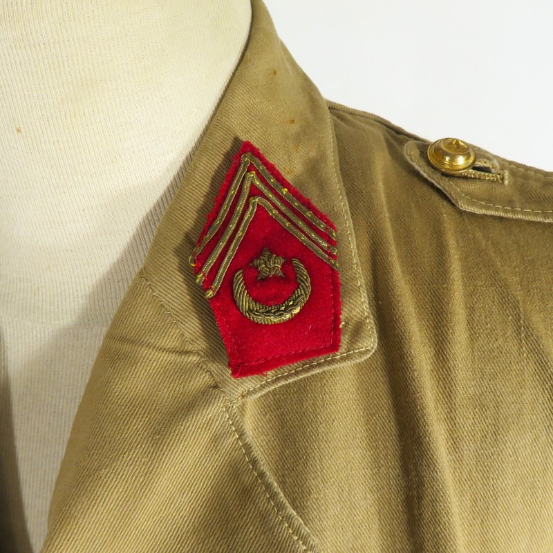 VESTE D'UNIFORME D'OFFICIER MODELE 1939 TROUPES SAHARIENNES ET SECTIONS ADMINISTRATIVES SPECIALISEES COULEUR BEIGE SABLE SAHARA