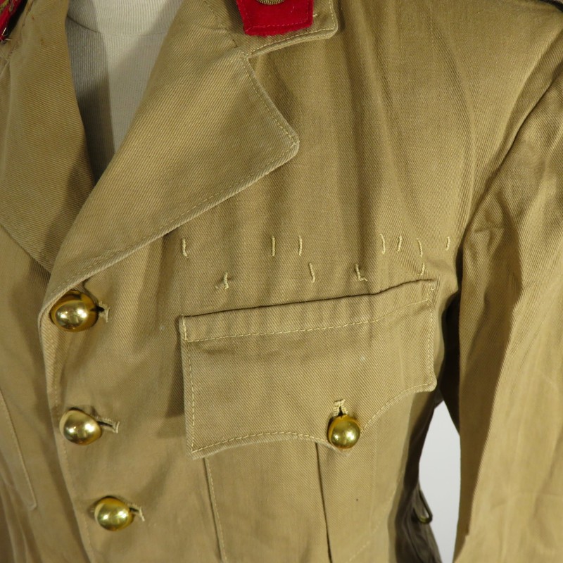 VESTE D'UNIFORME D'OFFICIER MODELE 1939 TROUPES SAHARIENNES ET SECTIONS ADMINISTRATIVES SPECIALISEES COULEUR BEIGE SABLE SAHARA