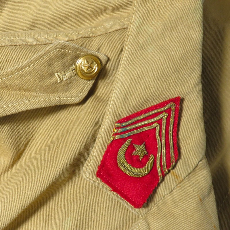 VESTE D'UNIFORME D'OFFICIER MODELE 1939 TROUPES SAHARIENNES ET SECTIONS ADMINISTRATIVES SPECIALISEES COULEUR BEIGE SABLE SAHARA